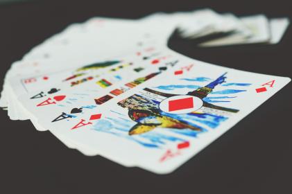 Learn how to play Texas Hold’e..